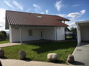 Exterior - "little Wave" Modern Retreat (Trent)
