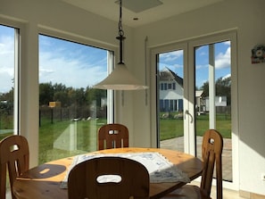 Dining - "little Wave" Modern Retreat (Trent)