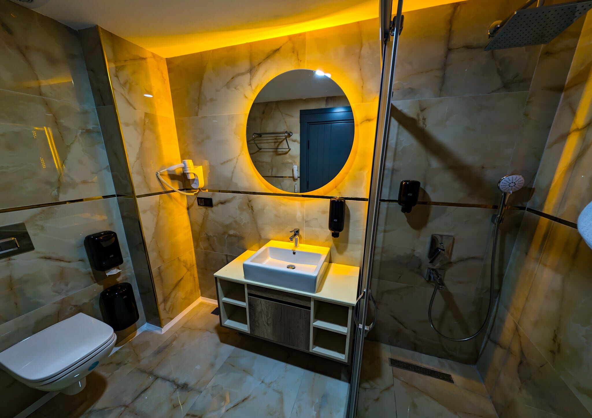 Habitación junior, vistas al mar, mirando al mar | Baño | Ducha, secador de pelo, zapatillas y toallas