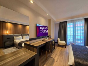 Kamar Comfort, pemandangan laut terbatas | Seprai premium, brankas, didekorasi berbeda-beda, dan meja kerja