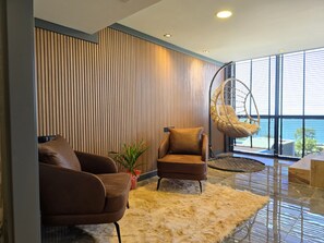 Suite Premium, balkon, pemandangan laut | Area keluarga | TV