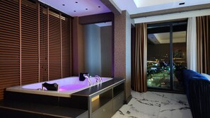 Suite Premium, balkon, pemandangan laut | Seprai premium, brankas, didekorasi berbeda-beda, dan meja kerja