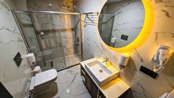 Kamar Triple Standar | Kamar mandi | Shower, pengering rambut, sandal, dan handuk