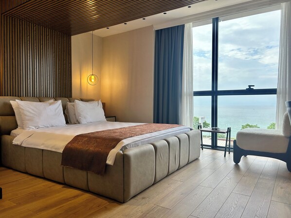 Quarto casal conforto | Roupas de cama premium, cofres nos quartos, individualmente decorados