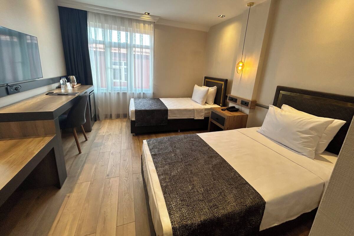 Standard-Zweibettzimmer | Hochwertige Bettwaren, Zimmersafe, Schreibtisch, Bügeleisen/Bügelbrett