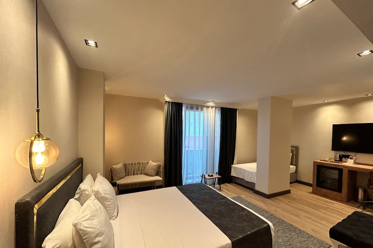 Standard-Dreibettzimmer | Hochwertige Bettwaren, Zimmersafe, Schreibtisch, Bügeleisen/Bügelbrett