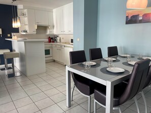Apartment | Dining - Apartment in Nieuwpoort Near Beach (Nieuwpoort)