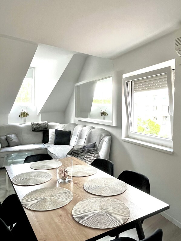 Dining - Getaway apartment in center of Ljubljana with amazing view on river Ljubljanica. (Ljubljana)
