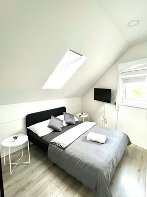 3 bedrooms, desk, soundproofing, iron/ironing board - Getaway apartment in center of Ljubljana with amazing view on river Ljubljanica. (Ljubljana)