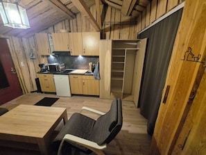 Kühlschrank, Mikrowelle, Herdplatte, Geschirrspüler