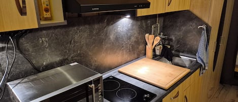 Fridge, microwave, stovetop, dishwasher