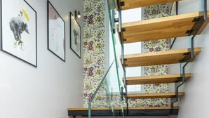 A modern staircase with glass railings and wooden steps. - Apartment in Sveti Petar u Sumi (Sveti Petar u Sumi)