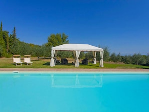 Villa | Pool | Indoor pool, outdoor pool - Belvilla by OYO Felceto (Cetona)