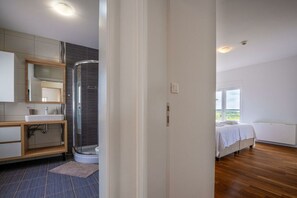 4 chambres, fer et planche à repasser