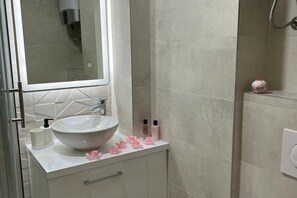 Bathroom - Apartments Jelena - One Bedroom Apartment With Balcony and Sea View (Dubrovnik)