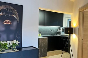 Apartamento | Cozinha privada | Geladeira, micro-ondas, fogão, cooktop