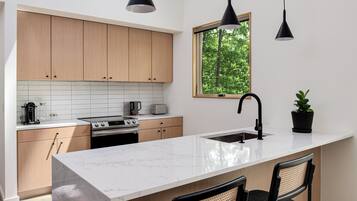 Frigorífic, microones, forn i placa de cuina