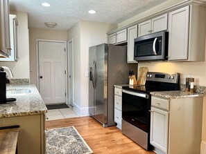 Fridge, microwave, oven, stovetop - Fast Walk to Downtown - Par for the Course #1 - Golfer's Retreat (Southern Pines)