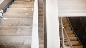 A spiral staircase with wooden steps and metal railings. - Sky Lodge Holiday Apartment (Wernigerode)