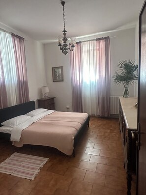 3 chambres, fer et planche à repasser, Wi-Fi, draps fournis