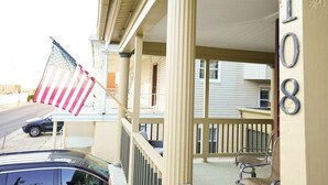 A building with beige columns and a balcony.