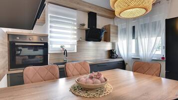 1 habitación, tabla de planchar con plancha y ropa de cama