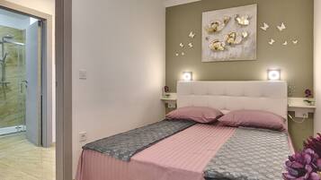 1 habitación, tabla de planchar con plancha y ropa de cama