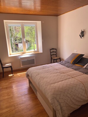 4 habitaciones, escritorio y tabla de planchar con plancha 