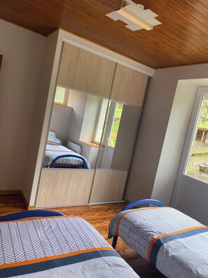 4 bedrooms, desk, iron/ironing board, travel cot