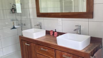 Douche, sèche-cheveux, savon, papier toilette
