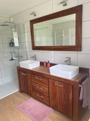 Dusche, Haartrockner, Seife, Toilettenpapier