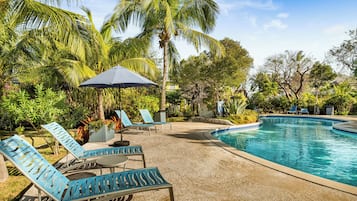 Utomhuspool, parasoller och solstolar