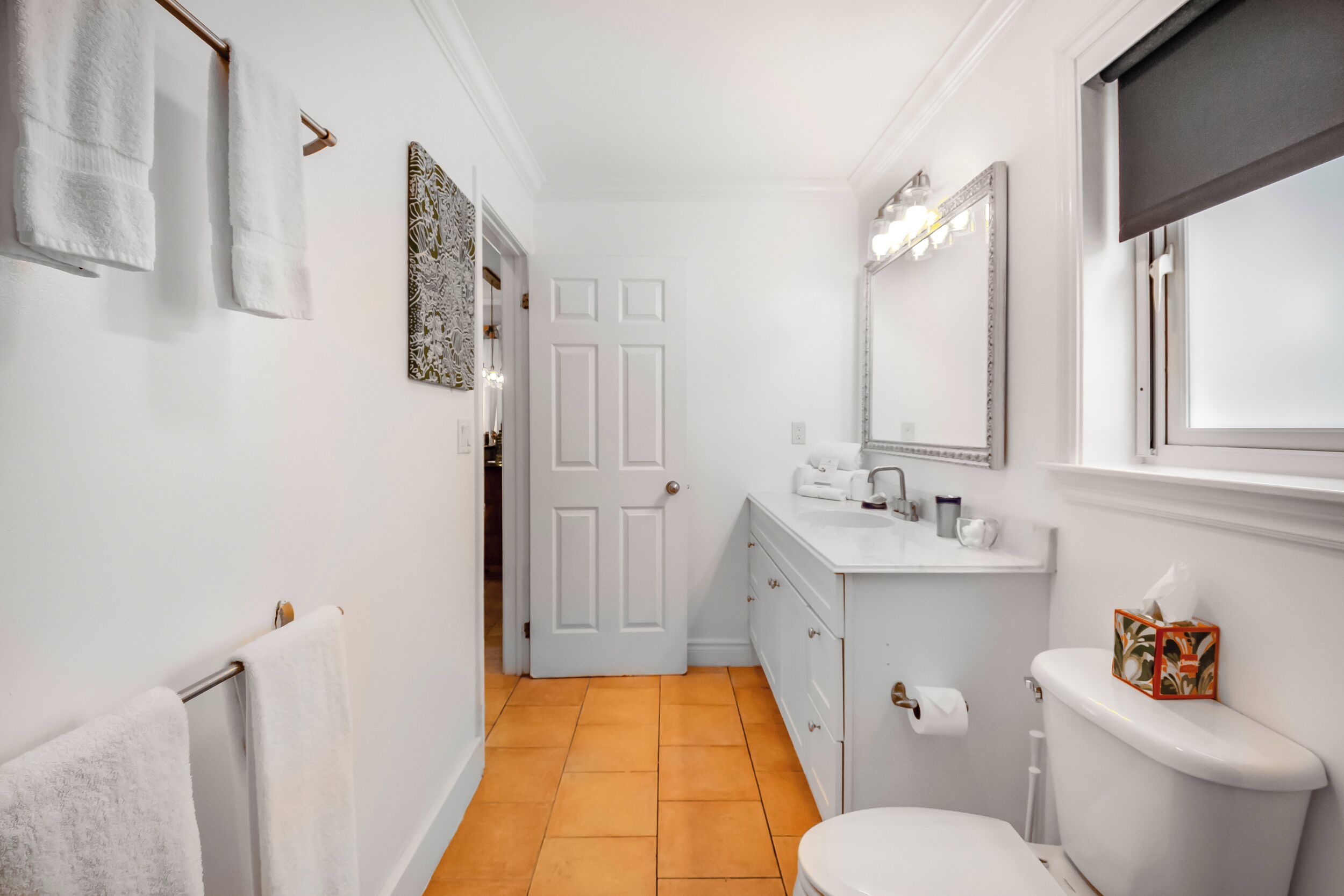 Un baño con inodoro, lavabo y espejo.