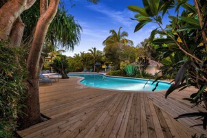 Piscina externa, guarda-sóis, espreguiçadeiras