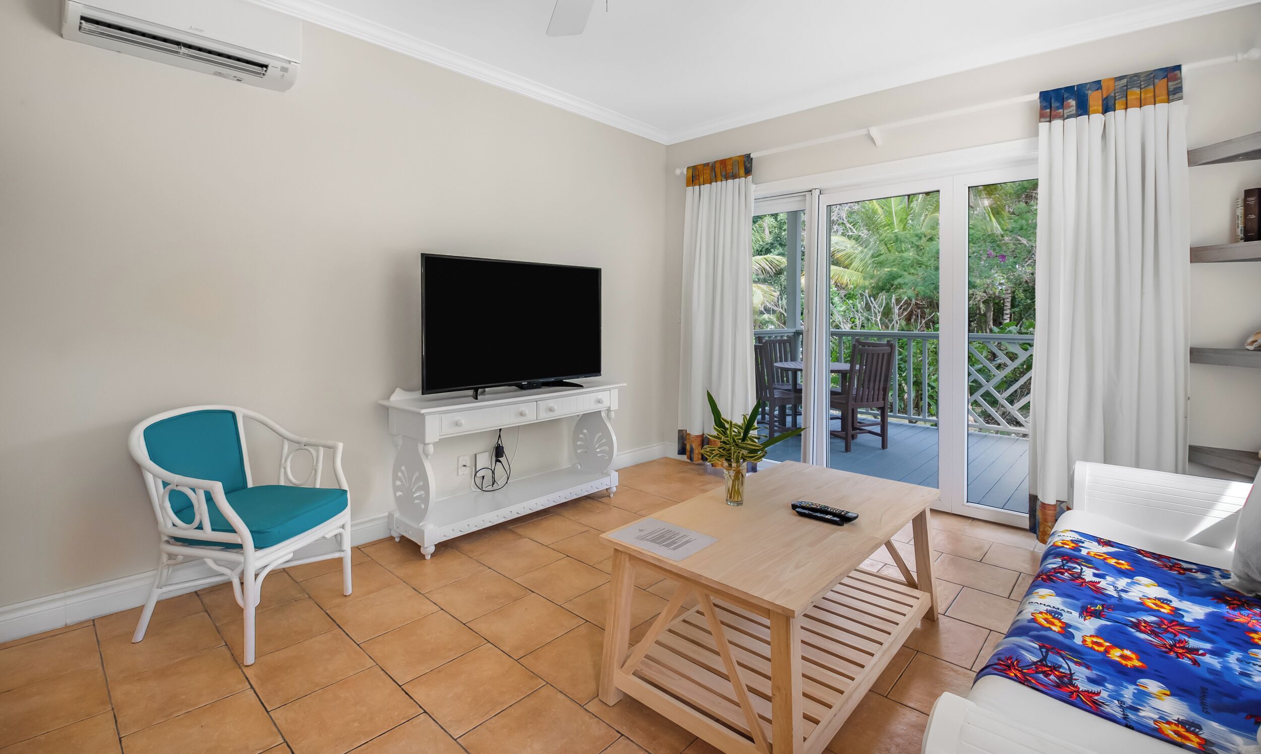 Condo estándar, 1 habitación, vista al jardín | Área de sala de estar | Smart TV de 55 pulgadas con canales por cable 