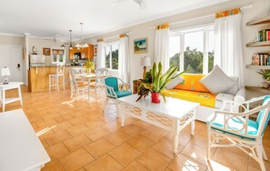 Caja de seguridad en la habitación y tabla de planchar con plancha 