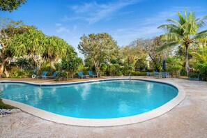 Outdoor pool, pool umbrellas, sun loungers - Pineapple Fields Boutique Condo Hotel (Governor's Harbour)
