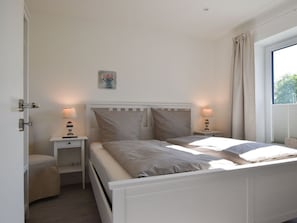 Casa | 2 habitaciones, muebles diferentes y tabla de planchar con plancha 