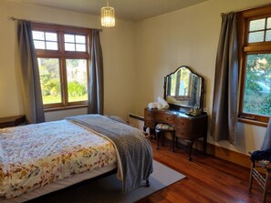 4 habitaciones, escritorio, tabla de planchar con plancha y wifi