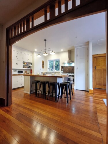 Charming 1920's character filled Bungalow! Modern twist..
Minutes to town