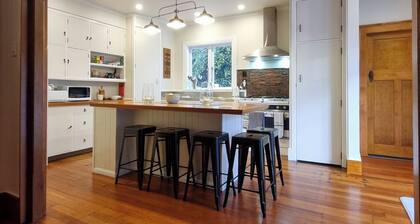Charming 1920's character filled Bungalow! Modern twist..
Minutes to town