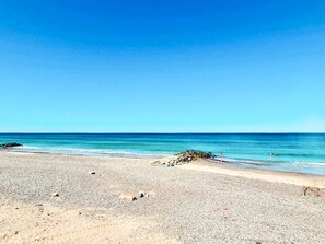 A beach with pebbles and a rocky area. - 5 Star Holiday Home in Skagen (Skagen)