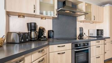 House | Private kitchen | Oven, electric kettle, toaster