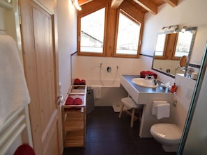 House | Bathroom - Pleasant Holiday Home With View (Garmisch-Partenkirchen)