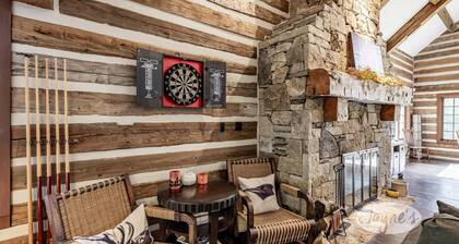 Beautiful 100 Yr Old Log Cabin totally renovated, Guest House and Boathouse!