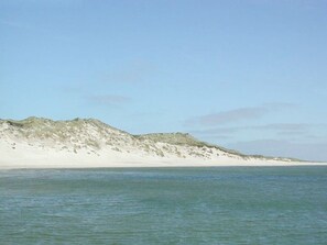 A beach with white sand and a clear blue sky. - Rum Hart I - Apartment 9A (Hörnum (Sylt))