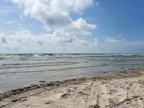 A beach with waves, a clear sky, and a sandy shore. - 4 Person Holiday Home in Fano (Fano)