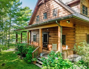 Exterior - Cozy 4 bed 2 bath cottage on Pine Lake with 1 bed Bunkie! W Exposure! Hot Tub! (Gravenhurst)