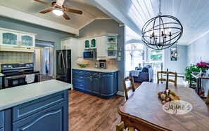 雪櫃、微波爐、焗爐、爐具