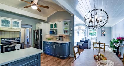 4bed 4bath cottage on Lake of Bays - SW Exposure! Hot Tub!